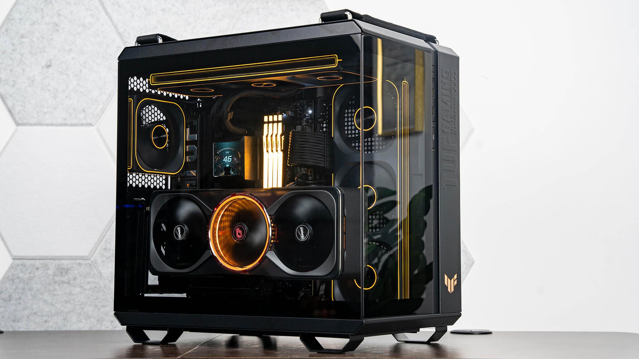 Mẫu build PC gaming tông đen với hệ thống tản nhiệt và đèn vàng