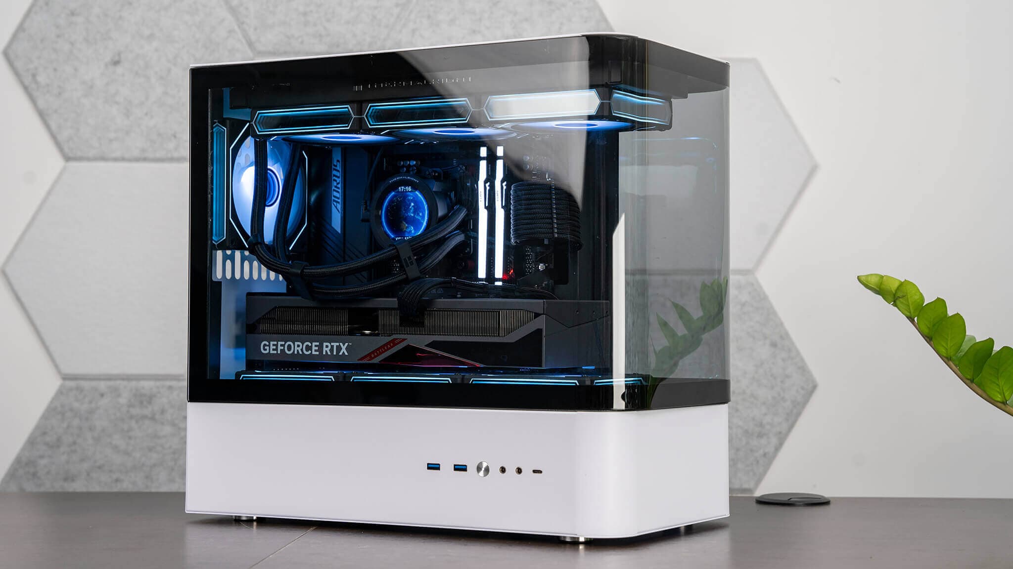 Mẫu build PC tông đen trắng với card GeForce RTX và đèn xanh