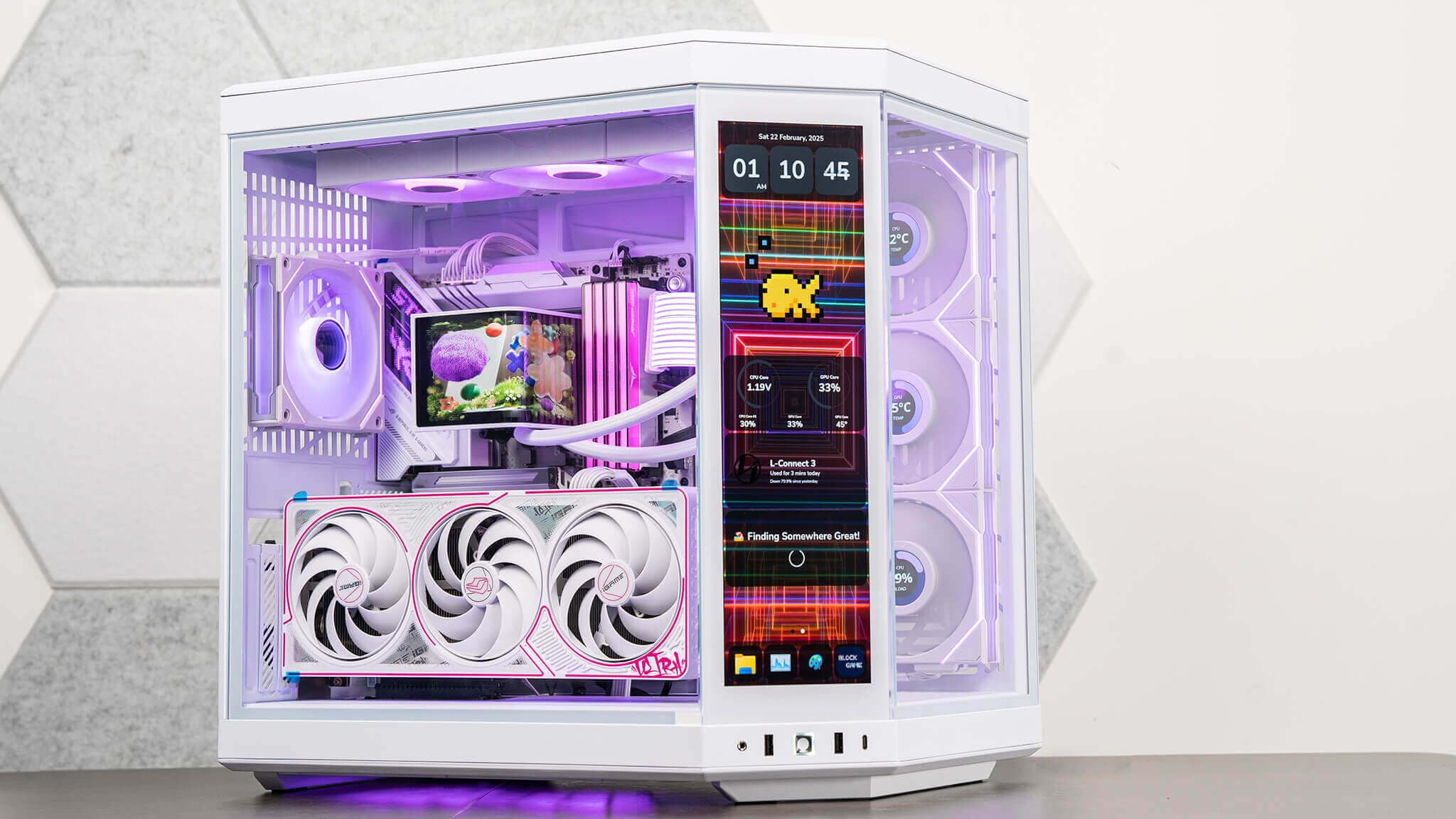 Mẫu build PC RGB tông trắng với màn hình hiển thị trong case